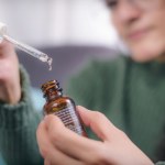 retinoidy Retinol czy retinal, co jest lepsze? Mogą pomóc z zupełnie innymi problemami z cerą