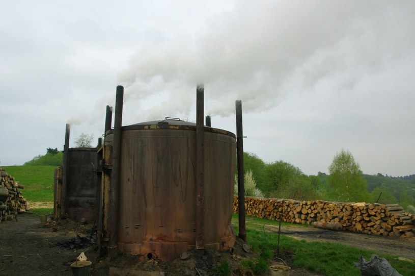 Retorty w Bieszczadach - przy wypalaniu węgla drzewnego powstaje też holzgas /Marek Bazak /Agencja SE/East News