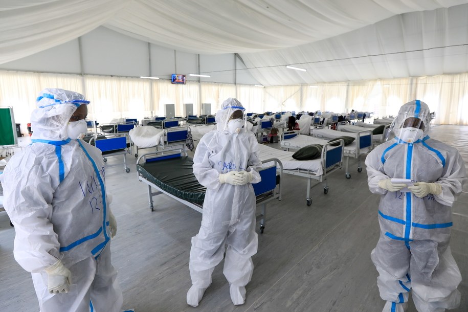 Reuters: liczba zmarłych na Covid-19 przekroczyła 700 tys. /DANIEL IRUNGU  /PAP/EPA