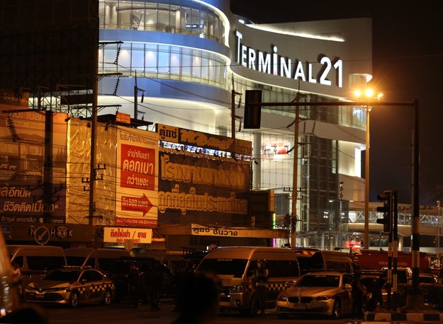 Reuters podaje, że do strzelaniny doszło w popularnym centrum handlowym Terminal 21 /NARONG SANGNAK    /PAP/EPA