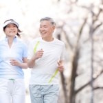 Reverse walking. Dlaczego Koreanki chodzą do tyłu i co to robi z kolanami oraz kręgosłupem 