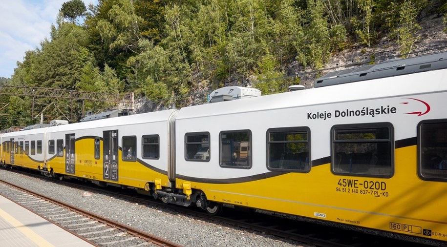 Rewitalizacja linii kolejowej Jelenia Góra - Mysłakowice - Karpacz dobiegła końca /Shutterstock