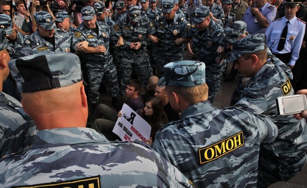 Rewizja rosyjskich służb w siedzibie "Nowej Gazety". Zatrzymano znanego komentatora 