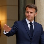 Rewizje w Pałacu Elizejskim. W tle uroczystość w Panteonie