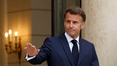 Rewizje w Pałacu Elizejskim. W tle uroczystość w Panteonie