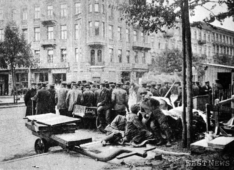 Rewolucja 1905 r. - strajkujący na ulicach Łodzi /Laski Diffusion /East News