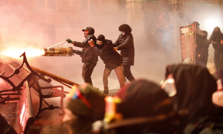 "Rewolucja fajerwerków" - tak o antyrządowych demonstracjach w Tbilisi mówią ich uczestnicy. /David Mdzinarishvili  /PAP/EPA