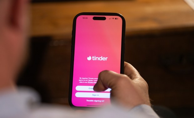 Rewolucja na Tinderze. Nowe funkcje mają pomóc znaleźć "autentyczne relacje"