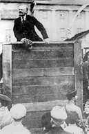 Rewolucja paździenikowa 1917 r.: Lenin przemawia do tłumu /Encyklopedia Internautica