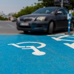 Rewolucja w wydawaniu kart parkingowych dla osób z niepełnosprawnościami