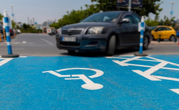 Rewolucja w wydawaniu kart parkingowych dla osób z niepełnosprawnościami