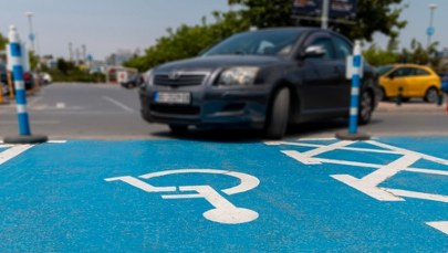 Rewolucja w wydawaniu kart parkingowych dla osób z niepełnosprawnościami
