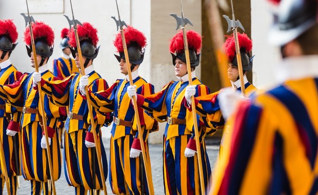 Rewolucyjna zmiana w Gwardii Szwajcarskiej. A właściwie w garderobie