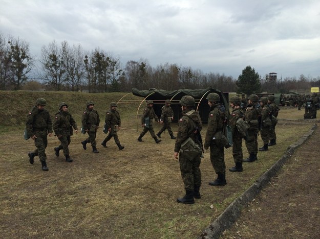 Rezerwiści wezwani do jednostki w Tarnowskich Górach przypominają sobie, jak funkcjonuje wojsko. /Anna Kropaczek /RMF FM