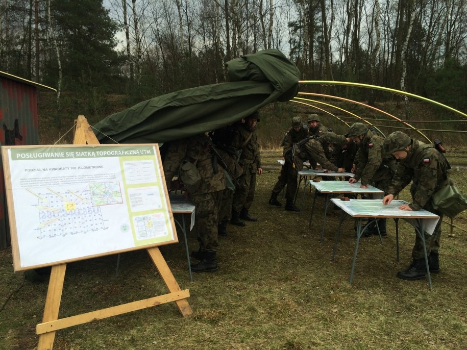 Rezerwiści wezwani do jednostki w Tarnowskich Górach włożyli mundury i ćwiczą. /Anna Kropaczek /RMF FM