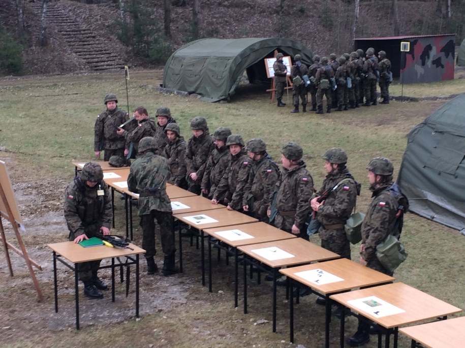 Rezerwiści wezwani do jednostki w Tarnowskich Górach włożyli mundury i ćwiczą. /Anna Kropaczek /RMF FM