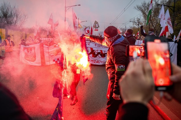 rezes Młodzieży Wszechpolskiej Marcin Osowski (C) uczestniczy w spaleniu flagi Unii Europejskiej podczas Marszu Niepodległości w Warszawie /Marek Gorczyński    /PAP