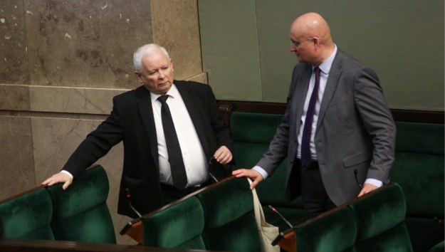 rezes PiS Jarosław Kaczyński (C) oraz minister-członek Rady Ministrów, sekretarz Komitetu Rady Ministrów do spraw Bezpieczeństwa Narodowego i spraw Obronnych /Albert Zawada /PAP