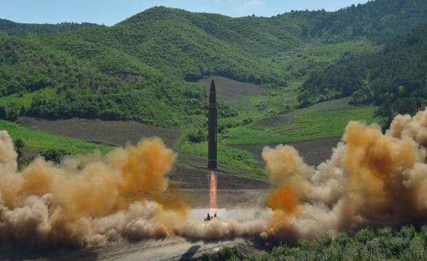 Reżim Kima przetestował rakietę. Dowódcy z USA i Korei Południowej debatowali o "reakcji militarnej"