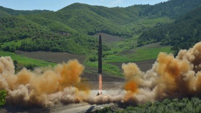 Reżim Kima przetestował rakietę. Dowódcy z USA i Korei Południowej debatowali o "reakcji militarnej"