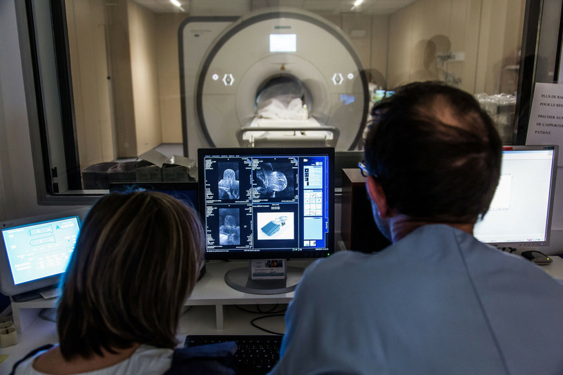 Rezonans magnetyczny jest dokładniejszym i bezpieczniejszym badaniem niż tomografia komputerowa /GARO/PHANIE /East News