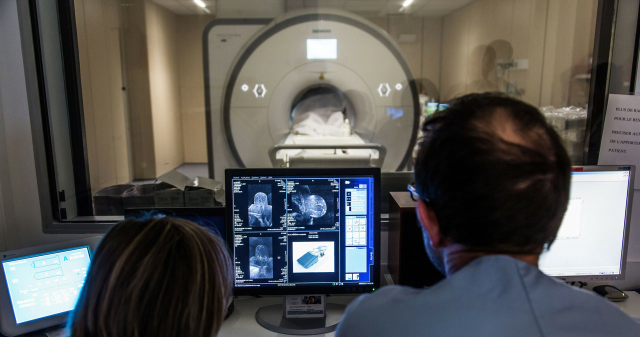 Rezonans magnetyczny jest dokładniejszym i bezpieczniejszym badaniem, niż tomografia komputerowa /GARO/PHANIE /East News