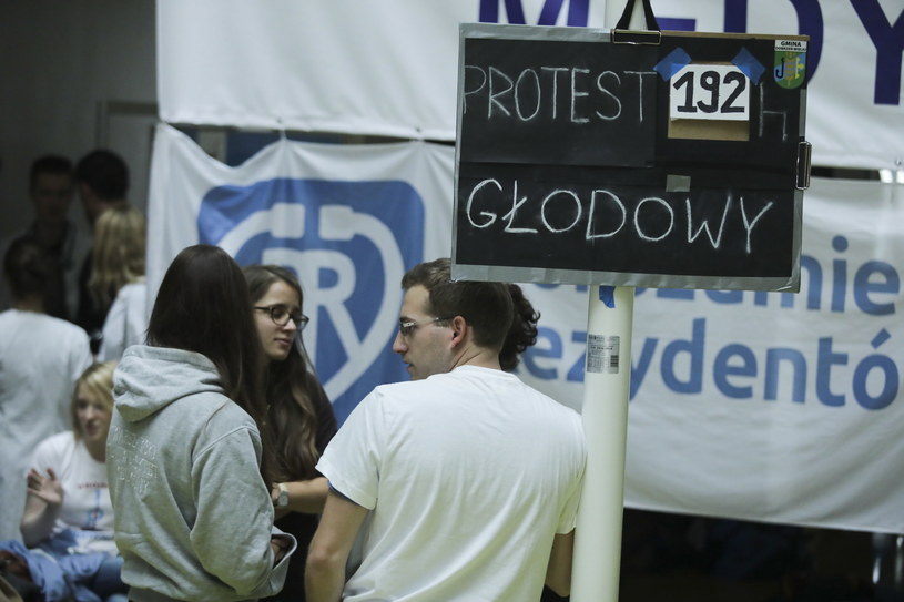 Rezydenci zawiesili protest głodowy /Tomasz Gzell /PAP