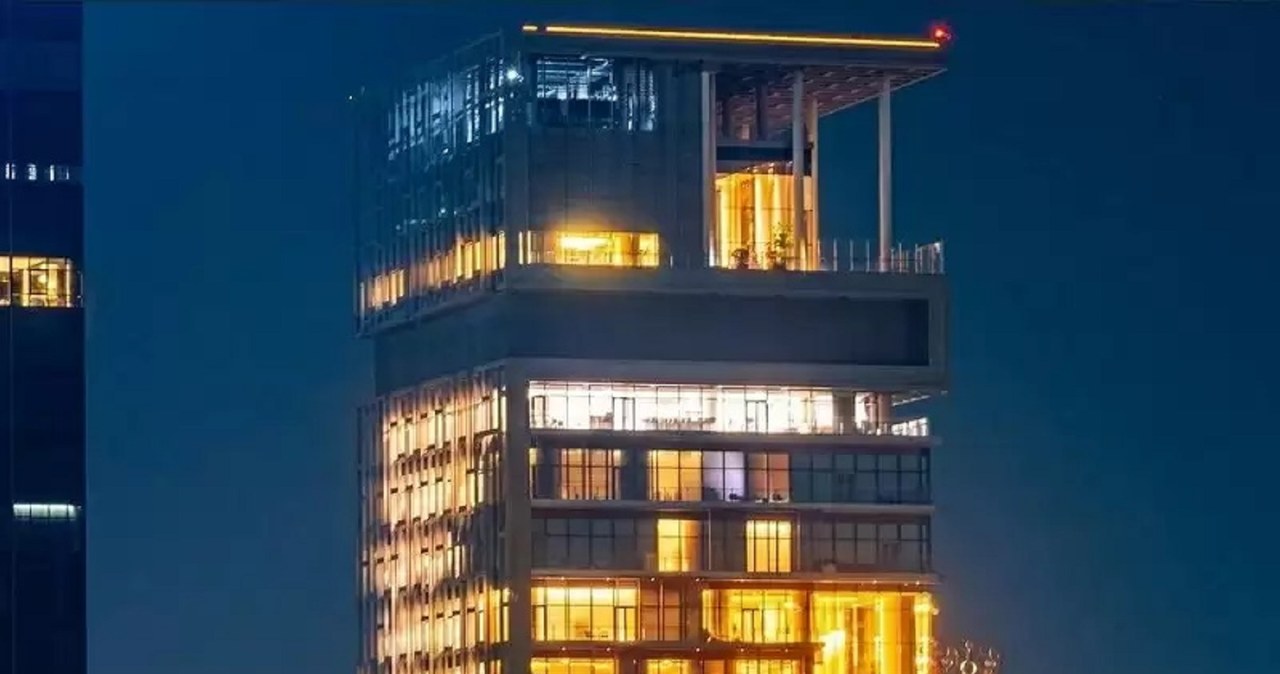 Rezydencja Antilia Tower nocą wygląda oszałamiająco i stała się jednym z najbardziej rozpoznawalnych budynków Indii /foto: architecturaldigest /domena publiczna