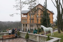 Rezydencja Janukowycza. Drogie auta, zoo, pole golfowe