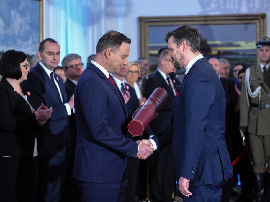 rezydent Andrzej Duda mianował na stopień generała brygady pośmiertnie pułkownika Ryszarda Kuklińskiego. Akt nadania odebrał Filip Frąckowiak, dyrektor Izby Pamięci Pułkownika Kuklińskiego /Marcin Obara /PAP