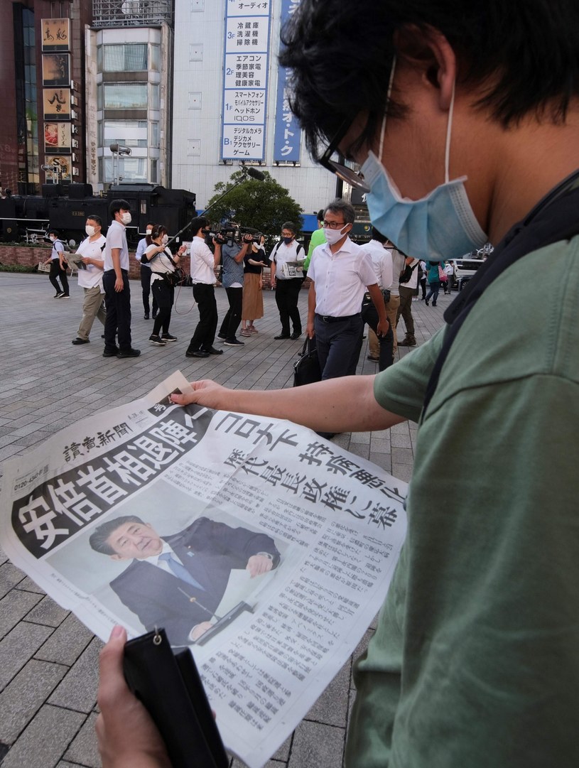 Rezygnacja Shinzo Abe wywołało poruszenie w mediach i na rynkach finansowych Japonii /AFP