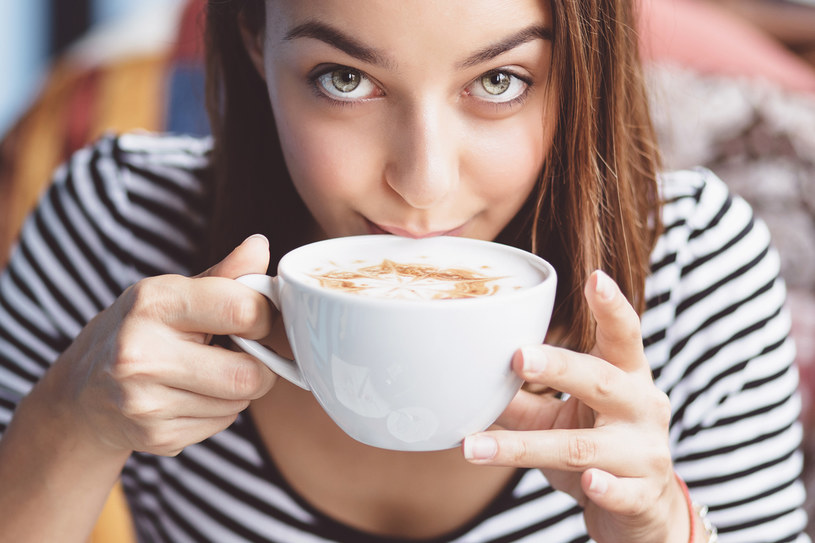 Rezygnacja z kawy z mlekiem może pomóc ci schudnąć /123RF/PICSEL