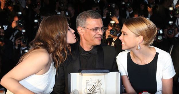 Reżyser Abdellatif Kechiche oraz aktorki Lea Seydoux i Adele Exarchopoulos ze Złotą Palmą w Cannes /AFP