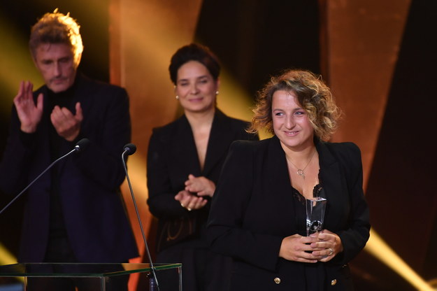 Reżyser Aleksandra Terpińska (z prawej) odebrała nagrodę za debiut reżyserski/drugi film za obraz "Inni ludzie" podczas gali zakończenia 46. Festiwalu Polskich Filmów Fabularnych w Gdyni /Adam Warżawa /PAP