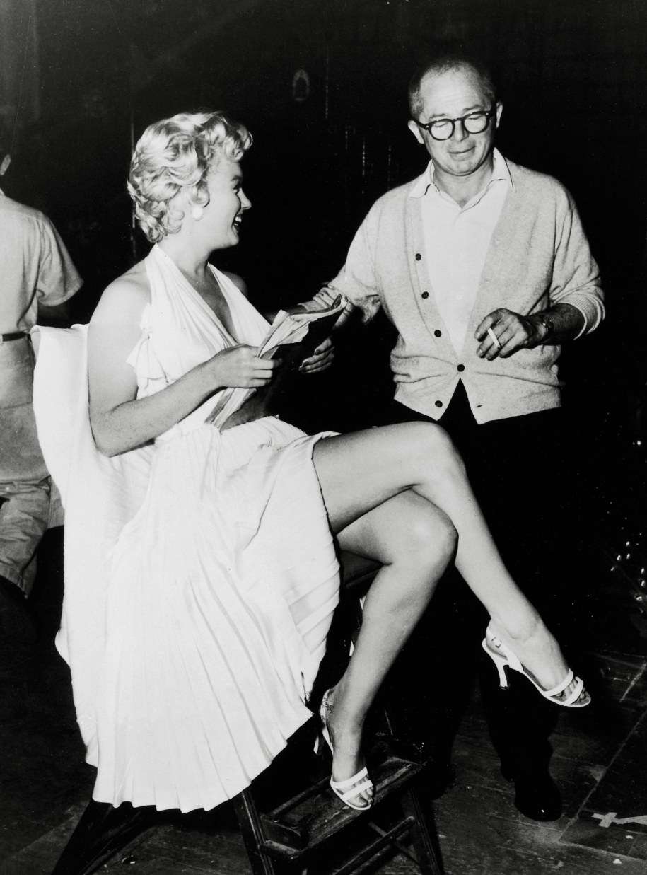Reżyser Billy Wilder i Marilyn Monroe w 1955 roku podczas kręcenia filmu "Słomiany wdowiec" /The Legacy Collection    /PAP/Photoshot