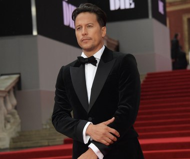 Reżyser Cary Fukunaga zapewnia, że nakręcenie filmu o Bondzie wcale nie jest tak łatwe, jak niektórym mogłoby się to wydawać. "Wszyscy myślą, że kręcenie takich widowisk filmowych idzie jak od linijki. Wciskasz odpowiednie guziki i już widzowie biegną do kin. W rzeczywistości, jeśli chcesz nakręcić dobry film, musisz potraktować to na serio. Musisz włożyć w niego dużo samego siebie. Potrzeba dużo uzdolnionych ludzi, żeby stworzyć takie filmy. Podobnie jest z tworzeniem postaci, które zostaną w świadomości widza na dłużej" - powiedział reżyser.