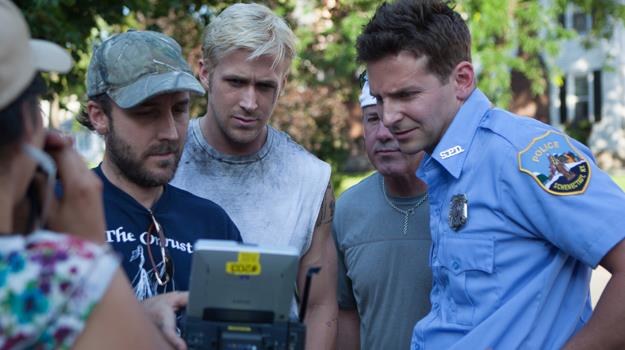 Reżyser Derek Cianfrance udziela wskazówek Ryanowi Goslingowi i Bradley'owi Cooperowi /materiały prasowe