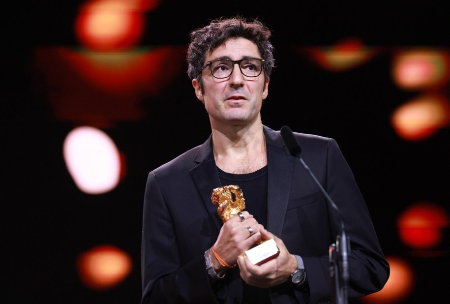 Reżyser filmu „Yellow Letters” İlker Çatak ze Złotym Niedźwiedziem /Clemens Bilan /PAP