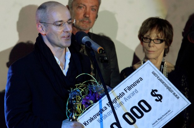 Reżyser i scenarzysta filmu "Obława" Marcin Krzyształowicz (L) został uhonorowany główną nagrodą festiwalu podczas gali zamknięcia 6. Międzynarodowego Festiwalu Kina Niezależnego Off Plus Camera /Jacek Bednarczyk /PAP