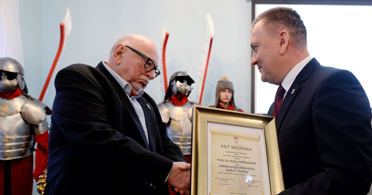 Reżyser i scenarzysta Jerzy Hoffman (L) odebrał z rąk burmistrza Chęcin Roberta Jaworskiego (P) honorowe obywatelstwo gminy Chęciny /Piotr Polak /PAP