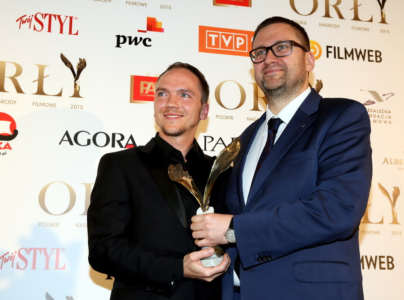 Reżyser Jan Komasa i dyrektor muzeum Powstania Warszawskiego Jan Ołdakowski podczas uroczystej gali wręczenia Polskich Nagród Filmowych Orły 2015 /Tomasz Gzell /PAP