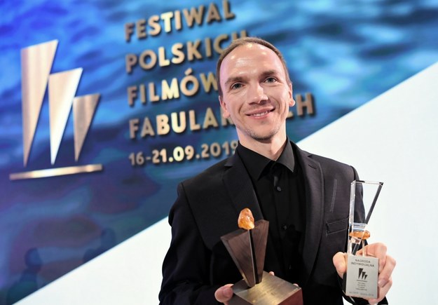 Reżyser Jan Komasa z nagrodą za reżyserię za film "Boże ciało" / 	Adam Warżawa    /PAP/EPA