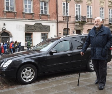 Reżyser Janusz Majewski przed wejściem do kościoła.