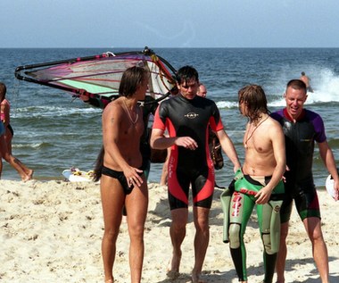 Reżyser Jarosław Żamojda podkreślał, że "Młode wilki" powstały na kanwie autentycznych wydarzeń. Jarosław Jakimowicz dodawał, że aktorzy poznali nawet pierwowzory swoich ekranowych bohaterów.

"Były to czasy, kiedy ci panowie, o których opowiada film, byli jeszcze na wolności. Oni byli z nami codziennie na planie. Przecież „Młode Wilki” to film oparty na faktach. Ktoś, kto jest ze Szczecina, pewnie doskonale wie, kto to był Czarny, kto to był Oczko. A my wtedy codziennie się z nimi widywaliśmy. Codziennie były wspólne balety" - Jakimowicz mówił portalowi Moje Miasto Szczecin.