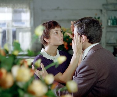 Reżyser Jerzy Hoffman nie pierwszy raz sięgnął po melodramat z mezaliansem w tle - pięć lat wcześniej sukces odniosła "Trędowata". W "Znachorze" w roli młodego hrabiego Czyńskiego widział ponoć Daniela Olbrychskiego (który miał już za sobą rolę Kmicica i Azji), ale ten się nie zgodził.

Annie Dymnej partnerował Tomasz Stockinger. "Lubiliśmy bardzo sceny całowania, często prosiliśmy, żeby jeszcze jedną próbę zrobić. Myślę, że mieliśmy z Anią tzw. chemię" - wspomina aktor. 