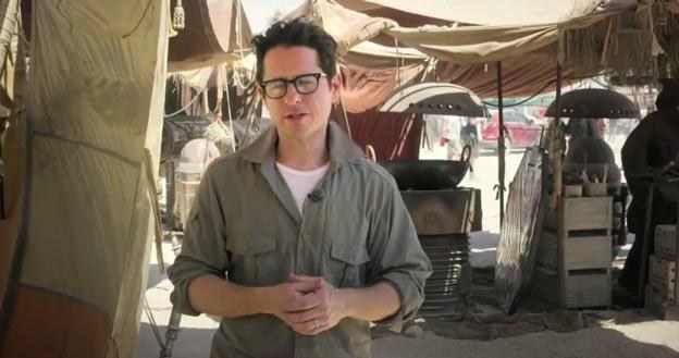 Reżyser JJ Abrams na planie "Gwiezdnych wojen VII" (ale jeszcze w Abu Dhabi). /