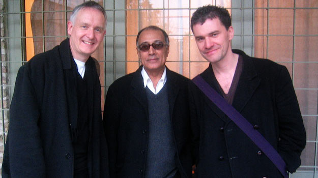 Reżyser Mark Cousins (P) z producentem Johnem Archerem (L) oraz irańskim twórcą Abbasem Kiarostamim /materiały dystrybutora