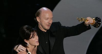 Reżyser Paul Haggis i producentka Cathy Schulman z Oscarem dla filmu "Miasto gniewu" /AFP