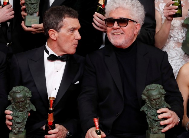 Reżyser Pedro Almodovar i aktor Antonio Banderas /JORGE ZAPATA /PAP/EPA