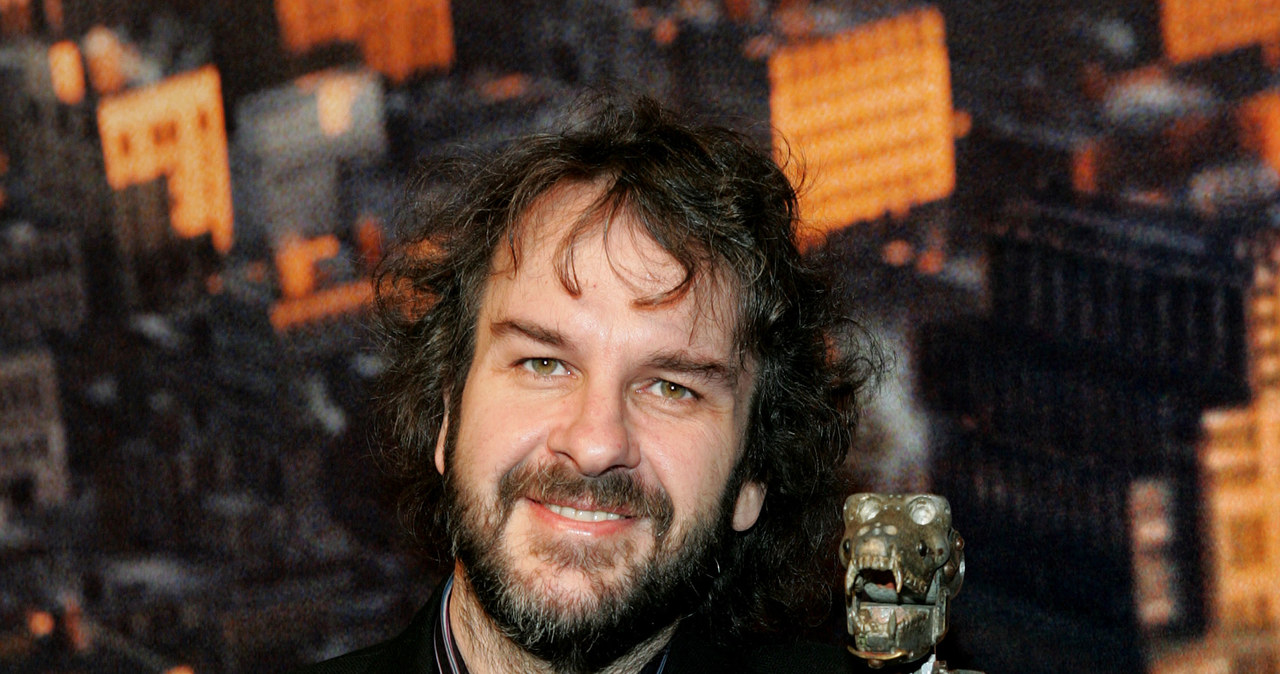 Reżyser Peter Jackson ze szkieletem modelu King Konga z 1933 roku /MARTY MELVILLE /Getty Images